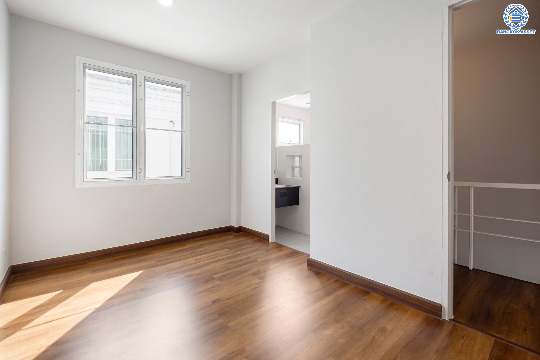 บ้านมือสองตกแต่งใหม่ ม.เดอะพาร์ค ลาดพร้าววังหิน78 ทาวน์โฮม 3 ชั้นครึ่ง เนื้อที่ 16 ตร.ว. ฟังก์ชันจัดเต็ม 3 ห้องนอน (มีห้องน้ำในตัวทุกห้อง) 4 ห้องน้ำ จอดรถได้1 คัน บนทำเลเชื่อมต่อหลายเส้นทาง ใกล้เซ็นทรัลลาดพร้าว เมเจอร์รัชโยธิน ม.ราชภัฏจันทรเกษม ทางด่วน "ฉลองรัช" และรถไฟฟ้าสายสีเขียว "สถานีเสนานิคม"